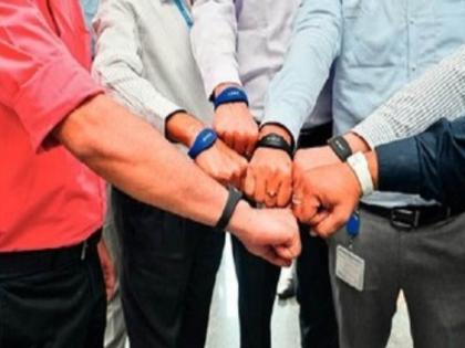 mumbai metro 1 introduce smart band to passengers will exempted from ticketing | स्मार्ट बँड घालून करा मेट्रोचा प्रवास; तिकीट काढण्यापासून प्रवाशांची होणार सुटका