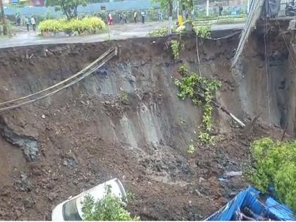 Mumbai: Landslide near Priyadarshini Park, 40 to 50 bikes and some cars fell into a ditch | Mumbai: प्रियदर्शनी पार्कजवळ जमीन खचली, ४० ते ५० दुचाकी आणि काही कार  खड्डयात पडल्या