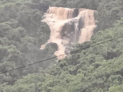 waterfall of the nagari niwara of goregaon is the tourist attraction | गोरेगावच्या नागरी निवाऱ्याचा धबधबा ठरतो पर्यटकांचे आकर्षण