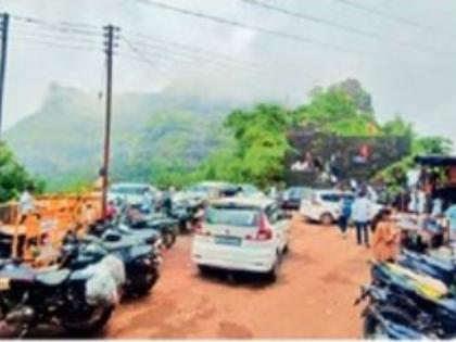 Four-hour wait for Raigad Ropeway | रायगड रोपवेसाठी चार तासांची प्रतीक्षा! Four-hour wait for Raigad Ropeway | रायगड रोपवेसाठी चार तासांची प्रतीक्षा!