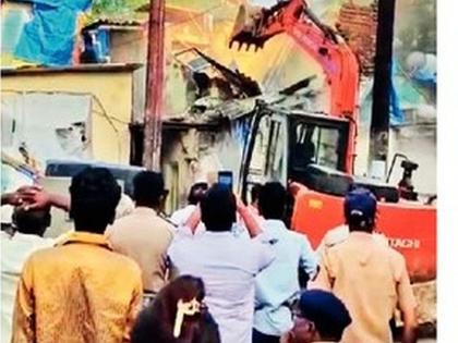 घराची आठवण टिपण्यासाठी सरसावले हात, भुयारी मार्ग प्रकल्पासाठी दुसऱ्या दिवशीही कारवाई - Marathi News | Hands raised to remember home, action continues for subway project on the second day | Latest News at Lokmat.com घराची आठवण टिपण्यासाठी सरसावले हात, भुयारी मार्ग प्रकल्पासाठी दुसऱ्या दिवशीही कारवाई - Marathi News | Hands raised to remember home, action continues for subway project on the second day | Latest News at Lokmat.com