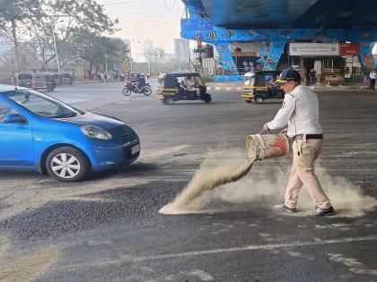 Police: You will also appreciate the work done by the traffic police officer on the road | Police: ट्रॅफिक पोलीस अधिकाऱ्याने रस्त्यावर केलं असं काम, पाहून तुम्हीही कराल कौतुक 