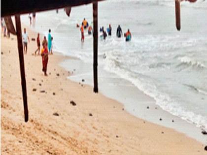 Finding gold and silver in the sand on the beach mumbai | समुद्रकिनाऱ्यावरील वाळूत सोने-चांदीचा शोध!