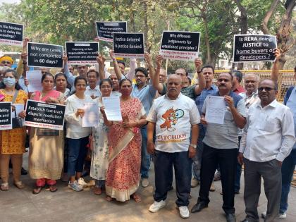 demonstration of hundreds of aggrieved flat buyer holders in front of the mumbai suburban collectorate | मुंबई उपनगर जिल्हाधिकारी कार्यालया समोर शेकडो त्रस्त फ्लॅट खरेदीदार धारकांची निदर्शने