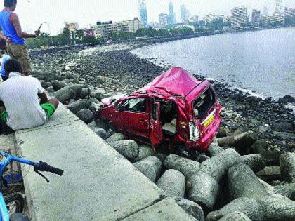 ... If the nookie had died in the sea, the car in Taddev had happened | ...तर डुलकी जिवावर बेतली असती, ओला कार समुद्रात उलटली, ताडदेव येथील घटना