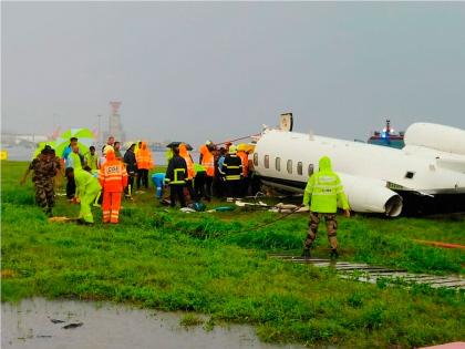 The cockpit was cut and the pilots were ejected, all eight injured in the crash | कॉकपिट कापून वैमानिकांना बाहेर काढले, विमान दुर्घटनेत आठही जण जखमी