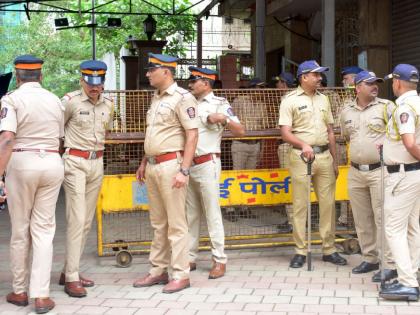 Maharashtra Police control room receive bomb blast threat Email mumbai police on high alert | दोन दिवसांत बॉम्बस्फोट घडवण्याची धमकी; महाराष्ट्र पोलीस कंट्रोल रुमला ई-मेल, शोधमोहीम सुरू Maharashtra Police control room receive bomb blast threat Email mumbai police on high alert | दोन दिवसांत बॉम्बस्फोट घडवण्याची धमकी; महाराष्ट्र पोलीस कंट्रोल रुमला ई-मेल, शोधमोहीम सुरू