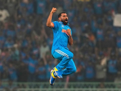 Mumbai police and delhi police expressed their happiness on social media after mohammed shami took 7 wickets in IND vs NZ match in icc odi world cup 2023 | IND vs NZ : शमीवर FIR दाखल न करण्याची दिल्ली पोलिसांची मागणी; मुंबई पोलिसांनी घेतली फिरकी