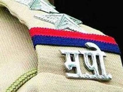 Police kept drugs in their pockets during search, four policemen suspended after viral video | पोलिसाने झडती घेताना खिशात ठेवले ड्रग्ज, व्हायरल व्हिडीओनंतर चार पोलिस निलंबित