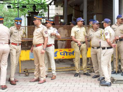 tight police presence blockade in place in the city for 31 december celebration | आली थर्टी फर्स्ट... पोलिसांचा कडेकोट बंदोबस्त…; शहरात जागोजागी नाकाबंदी