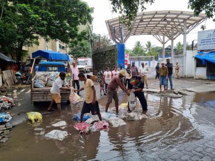 pits were filled in a unique way in sahar village andheri mumbai | सहार गावात अनोख्या पद्धतीने खड्डे बुजवले