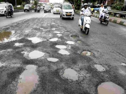 High Court to dispose of petitions regarding potholes Aggrieved by many petitions | खड्ड्यांबाबत याचिका निकाली काढणार उच्च न्यायालय; अनेक याचिकांमुळे त्रस्त