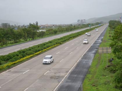 A campaign to eradicate the 'rapid acceleration'; Beginning work between Khandala exit and tunnel | ‘द्रुतगती’वरील दरडी हटविण्याची मोहीम; खंडाळा एक्झिट ते बोगद्यादरम्यानच्या कामास सुरुवात