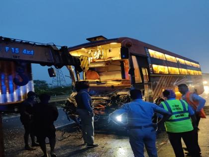 Accident Private passenger bus collides with tempo on Mumbai Pune Expressway 23 people injured in the accident  | मुंबई-पुणे एक्स्प्रेस वेवर खासगी प्रवासी बसची टेम्पोला धडक; अपघातात २३ जण जखमी 