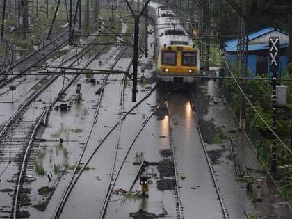 Rail jams, megahals of passengers; Fallen raid near Monkey Hill | रेल्वे ठप्प, प्रवाशांचे मेगाहाल; मंकी हिलजवळ कोसळली दरड