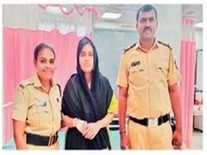 Maternity sessions in the local area and delivery with the prompt assistance of the police! | वर्दीतला देवमाणूस! लोकलमध्येच प्रसुती कळा अन् पोलिसांच्या तत्परतेने बाळंतपण Maternity sessions in the local area and delivery with the prompt assistance of the police! | वर्दीतला देवमाणूस! लोकलमध्येच प्रसुती कळा अन् पोलिसांच्या तत्परतेने बाळंतपण