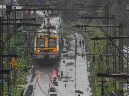 Mumbai lifeline local services have been disrupted since early morning as railway tracks waterlogged due to heavy rains | पहिल्याच पावसात वाहून गेला मध्य रेल्वेचा दावा; मुंबईची जीवनवाहिनी दिवसभर रडतखडत