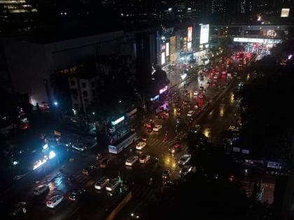 Rain with gusty winds in Mumbai; Local services disrupted | मुंबईत सोसाट्याच्या वाऱ्यासह पाऊस; लोकल खोळंबली Rain with gusty winds in Mumbai; Local services disrupted | मुंबईत सोसाट्याच्या वाऱ्यासह पाऊस; लोकल खोळंबली
