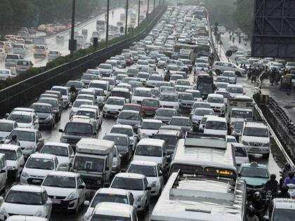 Rain fall of Mumbai; Due to traffic constraints | मुंबईकरांची पाऊसकोंडी; वाहतुकीच्या खोळंब्याने मनस्ताप