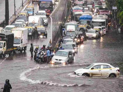 Rainy Monday 'block'! Stuck at Chakarmani station, 75 mm rain in suburbs in four hours | पावसाचा मंडे ‘ब्लॉक’! चाकरमानी स्टेशनावर अडकले, चार तासांत उपनगरात ७५ मि.मी. पाऊस Rainy Monday 'block'! Stuck at Chakarmani station, 75 mm rain in suburbs in four hours | पावसाचा मंडे ‘ब्लॉक’! चाकरमानी स्टेशनावर अडकले, चार तासांत उपनगरात ७५ मि.मी. पाऊस