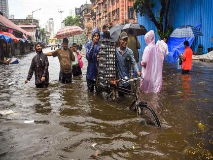 Walking through stagnant water Fear of contracting lepto | सावधान... साचलेल्या पाण्यातून चालताय; लेप्टोची लागण होण्याची भीती Walking through stagnant water Fear of contracting lepto | सावधान... साचलेल्या पाण्यातून चालताय; लेप्टोची लागण होण्याची भीती