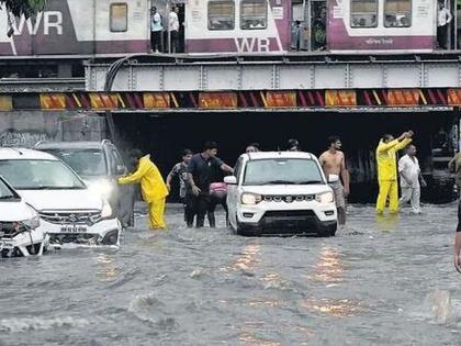 First rains await Mumbai, enough 'audit' of municipal works; Water poured from the road | पहिल्याच पावसाने मुंबईची लावली वाट, महापालिकेच्या कामांचे पुरते 'ऑडिट'; रस्त्यावरून वाहिले पाण्याचे पाट