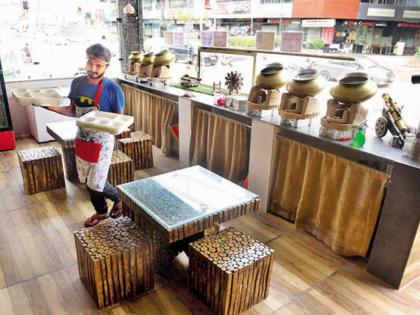 restaurants bars get ready to open but face manpower and space constraints | राज्यात रेस्टॉरंट, बार आजपासून होणार सुरू; मुंबईत कामगारांचा तुटवडा भासणार