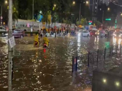 Heavy rains in Mumbai due to returning monsoon Water filled roads and tracks | पावसाची जलदगती, लोकलची मंदगती; परतीच्या मान्सूनचे मुंबईत धुमशान, रस्ते-रुळ जलमय