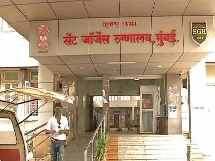 Employee dies at Mumbai St George Hospital Two doctors suspended | धक्कादायक! सेंट जॉर्ज रुग्णालयात कर्मचाऱ्याचा मृत्यू; तीन तास व्हीलचेअरवर होता बसून