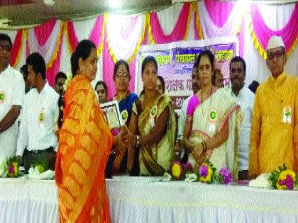 Teacher Award: no BJP office bearer absent | शिक्षक पुरस्कार : मानापमानाचा रंगला तास , पत्रिकेत नाव नसल्याने भाजपा पदाधिकारी गैरहजर