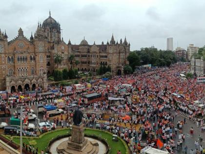 CSMT, Fort Area Jampacked As Sea Of Maratha Kranti Morcha Protestors Take Over Roads Ahead Of Agitation At Azad Maidan | Mumbai Traffic: जरांगे मुंबईत! आझाद मैदान गच्च भरलं; सीएसएमटी, फोर्ट परिसरात मोठी वाहतूक कोंडी CSMT, Fort Area Jampacked As Sea Of Maratha Kranti Morcha Protestors Take Over Roads Ahead Of Agitation At Azad Maidan | Mumbai Traffic: जरांगे मुंबईत! आझाद मैदान गच्च भरलं; सीएसएमटी, फोर्ट परिसरात मोठी वाहतूक कोंडी
