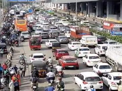 Queue at Indira Gandhi Chowk from early morning | इंदिरा गांधी चौकात पहाटेपासून रांग