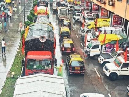 Vehicles in 'reverse gear' to escape traffic jams | वाहतूक कोंडीतून वाहनांचा ‘रिव्हर्स गिअर’ Vehicles in 'reverse gear' to escape traffic jams | वाहतूक कोंडीतून वाहनांचा ‘रिव्हर्स गिअर’