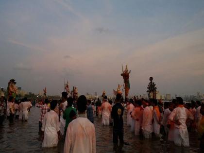 Vajat - Gajat Bappa's immersion procession, devotees crowd for farewell to Ladki Bappa | वाजत - गाजत बाप्पाची विसर्जन मिरवणूक, लाडक्या बाप्पाला निरोप देण्यासाठी भक्तांची गर्दी