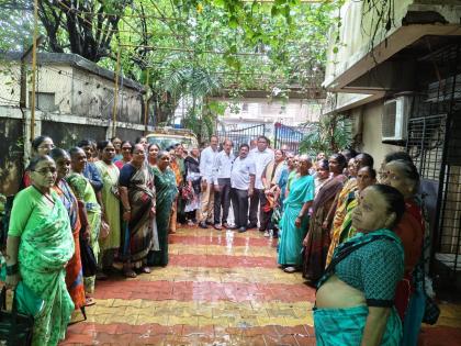 The Chief Minister came to Worli, but did not console the grieving Nakhawa family, angering the Koli community | मुख्यमंत्री वरळीपर्यंत आले, परंतु दुःखी नाखवा कुटुंबीयांचे सात्वन केले नाही, कोळी समाजात रोष