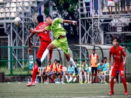 FC Mumbaikar's defeat against Young Champs | यंग चॅम्प्सविरुद्ध एफसी मुंबईकर्सचा निसटता पराभव