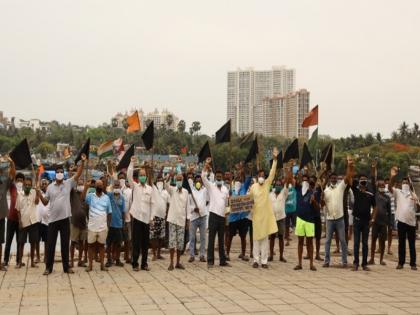 Fishermen protested against the Central Government and ONGC Company by displaying black flags on ports in the state including Mumbai | मुंबईसह राज्यातील बंदरावर काळे बावटे दाखवत मच्छिमारांनी केंद्र शासन अन् ओएनजीसी कंपनीचा केला निषेध