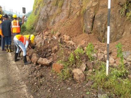 Landslide on Mumbra bypass near Rehamania hospital,Thane | मुंब्रा बायपासवर दरड कोसळल्यानं वाहतुकीची कोंडी, प्रवासी हैराण