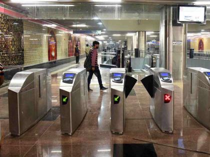 Like Metro now entry into local trains is also controlled trial will be conducted on Western Railway | मेट्रोप्रमाणे लोकलमध्येही आता नियंत्रित प्रवेश, पश्चिम रेल्वेवर केली जाणार चाचणी Like Metro now entry into local trains is also controlled trial will be conducted on Western Railway | मेट्रोप्रमाणे लोकलमध्येही आता नियंत्रित प्रवेश, पश्चिम रेल्वेवर केली जाणार चाचणी