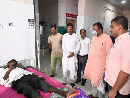 minister sudhir mungantiwar reached the hospital to meet injured farmer | अन् रात्री बारा वाजता मंत्री पोहोचले रुग्णालयात; डॉक्टरांसह कर्मचाऱ्यांची उडाली भंबेरी