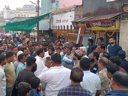 Municipal fleet has struck to remove 87 shops in Akola | अतिक्रमीत ८७ दुकाने हटविण्यासाठी मनपाचा ताफा धडकला, व्यावसायिकांची धावपळ