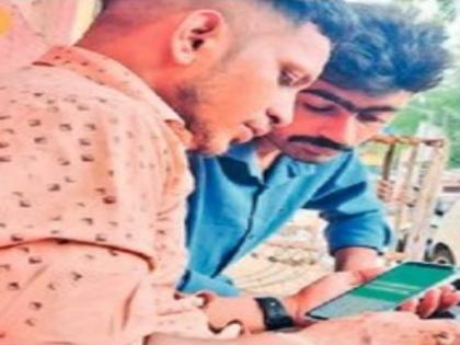 An officer involved in drain cleaning work gets Rs 500 per log sheet | अरे, साहब लोगो को कुछ नहीं आता, उनको पैसे से मतलब... An officer involved in drain cleaning work gets Rs 500 per log sheet | अरे, साहब लोगो को कुछ नहीं आता, उनको पैसे से मतलब...