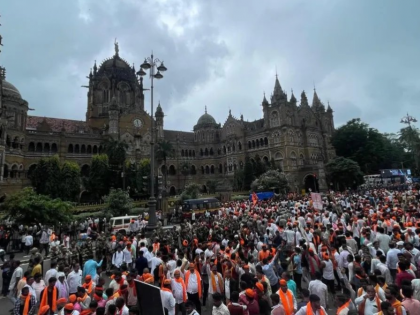 The rhythm of the halgi, the sound of the cymbals, the dancing joy of the protesters | हलगीचा ताल, झांजेच्या झंकाराने निनादले रस, आंदोलकांचा नाचत जल्लोष The rhythm of the halgi, the sound of the cymbals, the dancing joy of the protesters | हलगीचा ताल, झांजेच्या झंकाराने निनादले रस, आंदोलकांचा नाचत जल्लोष