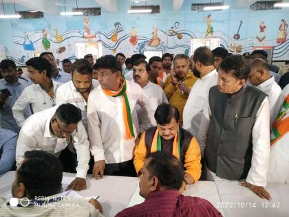 Andheri east assembly by election: Murji Patel filled the election application showing strength | भाजपाच्या मुरजी पटेल यांनी शक्ति प्रदर्शन करत भरला निवडणूक अर्ज 