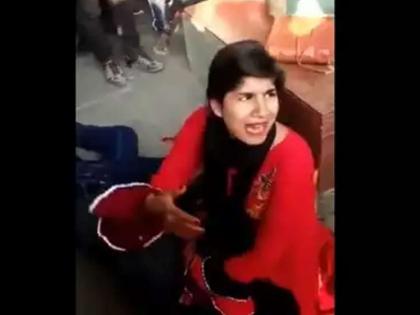 husband lying in blood, Wife's outcry for help; But public Create a Video | संतापजनक! रक्ताच्या थारोळ्यात पडलेल्या पतीच्या मदतीसाठी पत्नीचा आक्रोश, बघे बनवत राहिले व्हिडीओ 