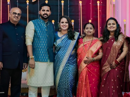 marathi singer Mugdha Vaishampayan sister wedding photos | अत्यंत साध्या पद्धतीने पार पडला मुग्धाच्या बहिणीचा विवाहसोहळा; रिसेप्शन पार्टीचे फोटो आले समोर