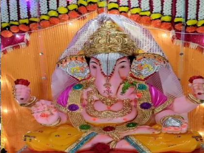 Sadashiv Dattatray Sarnobat-Patil of Yamge village in Kagal taluka kolhapur district has only one Ganesha in his family of 200 | कोल्हापूर जिल्ह्यातील 'या' गावात दोनशे जणांच्या कुटुंबात बसवला जातो एकच गणपती