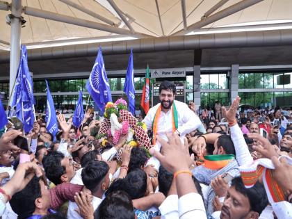 Civil Aviation Minister murlidhar Mohol received a warm welcome at the airport | नागरी हवाई उड्डानमंत्री मुरलीधर मोहोळ यांचे लोहगाव विमानतळावर जंगी स्वागत