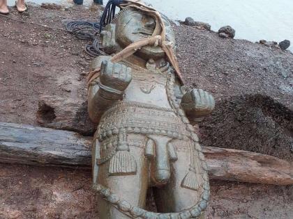 Idol of the 14th century potla found in the reservoir of Kurdi | कुर्डीच्या जलाशयात सापडली 14व्या शतकातील वेताळाची मूर्ती 