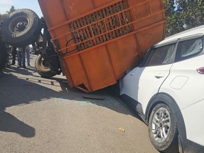 Latur: ऊस वाहतूक करणारी ट्रॅक्टर-ट्रॉली कारवर कोसळली; समोर मृत्यू पाहिलेले चौघे बचावले! Latur: ऊस वाहतूक करणारी ट्रॅक्टर-ट्रॉली कारवर कोसळली; समोर मृत्यू पाहिलेले चौघे बचावले!